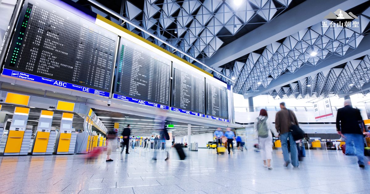 機場航班資訊大屏與旅客出發場景