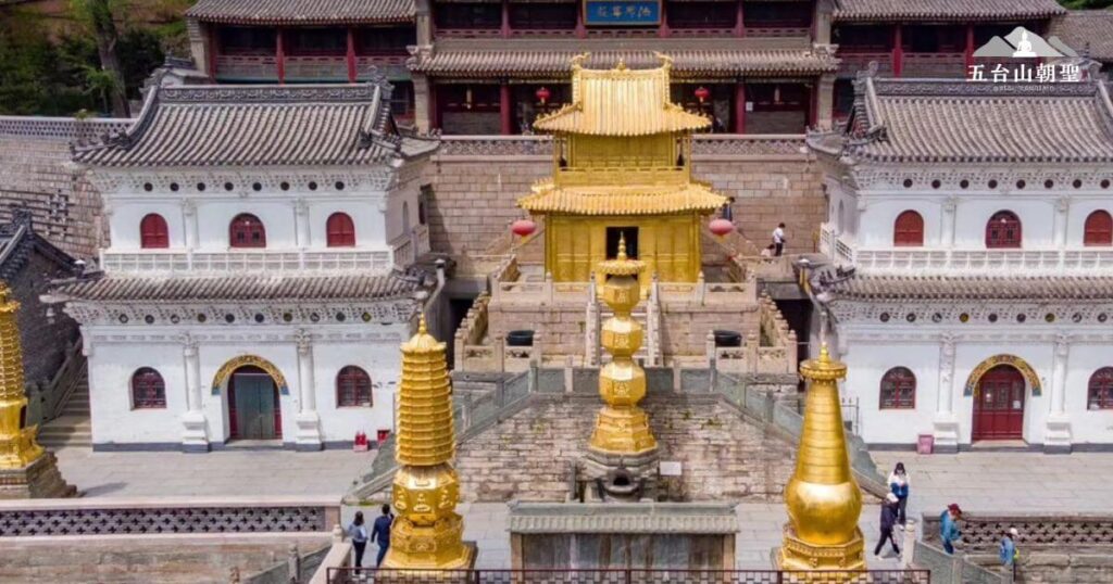 五台山顯通寺的金色殿宇