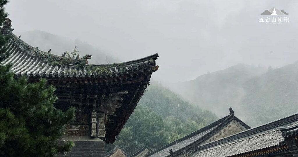 碧山寺坐落於群山之中,屋頂覆滿細雨與薄霧,增添了一種超脫塵世的神秘感。傳統的木製結構與精緻的屋簷雕刻,展現出千年古剎的厚重歷史。遠方的綠意與朦朧山巒相映成趣,使這座寺廟成為修行與冥想的理想之地,吸引無數信眾與旅人尋求內心的寧靜。