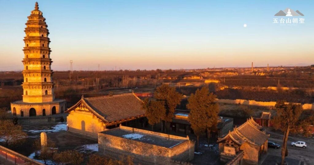 慈相寺坐落於五台山地區，擁有歷史悠久的磚塔與傳統建築群。夕陽餘暉映照寺廟與周圍田野，使整個景觀呈現出寧靜與莊嚴並存的氛圍。寺內建築保留了中國古代佛教寺院的典型風格，塔身雕刻精美，為研究古代佛教文化的重要遺址。這裡是信徒與旅人尋找心靈寧靜之地，也是一處見證歷史的佛教聖地。