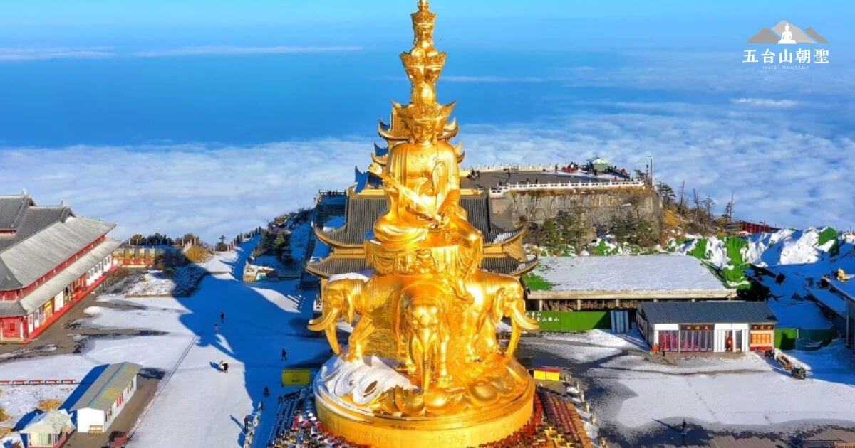 這張圖片展現的是峨眉山金頂的壯麗景觀，金頂上坐落著金色的佛像，周圍覆蓋著雪白的積雪，給人一種神聖而寧靜的氛圍。峨眉山（金頂）位於中國四川省，是四大佛教名山之一，也是世界著名的朝聖地。從金頂可以俯瞰雲海，並且是瞻仰佛像與感受佛法智慧的理想場所。這個金色的佛像象徵著佛教的光明與平和，吸引了無數的信徒和遊客來此參拜與觀光。