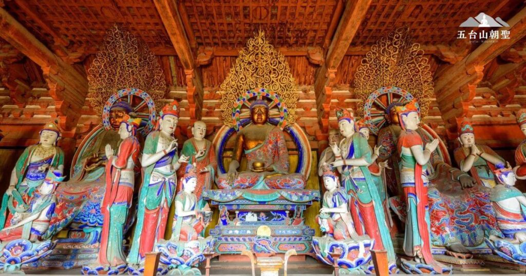 這張圖片展示了五台山佛光寺東大殿內的唐代彩塑群,這些雕塑歷經千年,仍保留了鮮豔的色彩與細膩的工藝,被譽為中國最珍貴的唐代佛教藝術之一。