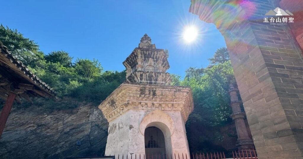 這張圖片展示的是五台山佛光寺祖師塔,這座古塔是佛光寺的重要建築之一,被認為是中國現存最古老的磚塔之一,歷史可追溯至唐代。