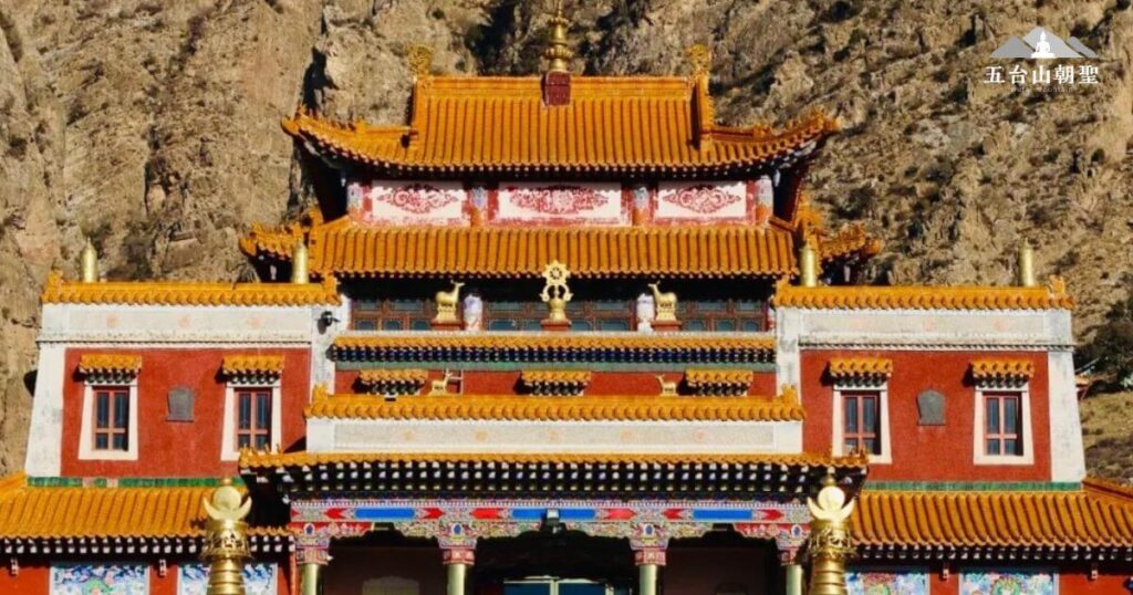 廣宗寺坐落於山西五台山,依山而建,氣勢恢宏。這座寺廟是藏傳佛教的重要道場,融合了漢藏建築風格,金黃琉璃瓦的屋頂與鮮豔的紅色牆面形成鮮明對比,展現出獨特的宗教氛圍。建築細節中可見法輪與祥瑞金鹿,象徵佛法的圓滿與吉祥,吸引來自世界各地的信徒前來朝聖與修行。