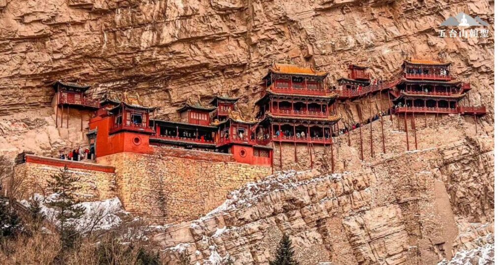 懸空寺懸掛於峭壁之上，展現中國古代建築智慧