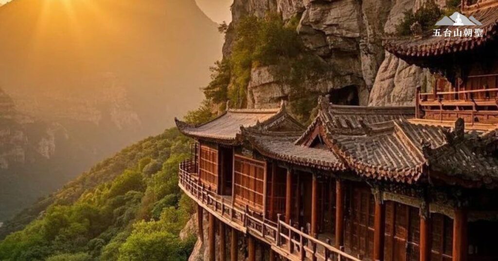 這張照片捕捉了五台山懸空寺在夕陽餘暉中的壯麗景象,寺廟依山懸建,透過木柱與懸崖緊密結合,展現出令人驚嘆的古代建築技藝。陽光灑落在紅色木結構與灰色琉璃瓦屋頂上,為這座千年佛教聖地增添神秘與莊嚴的氛圍。四周環繞著蒼翠山林,使整個場景猶如仙境,是前往五台山朝聖或旅遊時不可錯過的絕美景點。