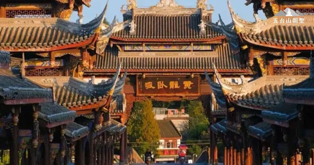 這張圖片展示了黃龍溪古鎮的壯麗建築。古鎮的屋頂呈現傳統的中式建築風格，巧妙的屋脊設計和精緻的雕刻讓整個畫面充滿歷史感和文化氣息。夕陽的光線映照在屋頂上，營造出一種溫暖且悠遠的氛圍，讓人彷彿穿越回古代的時光。黃龍溪古鎮的這些建築不僅是地方文化的象徵，也是當地歷史和人們生活方式的見證。