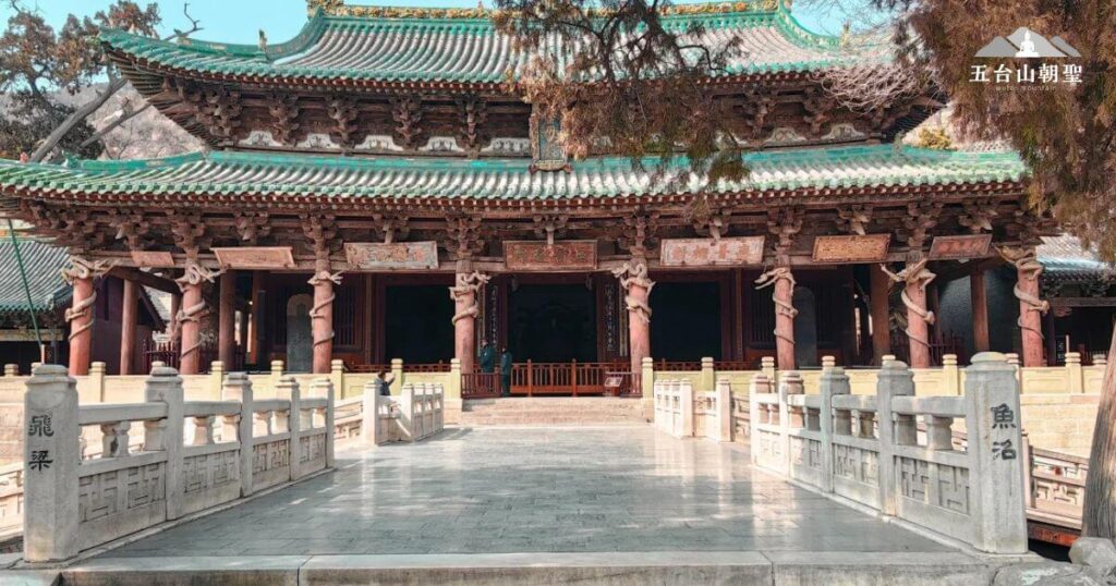 山西省太原市的晉祠（Jinci），這是一座擁有千年歷史的古建築群，以其獨特的木構建築、飛梁雕樑與精美壁畫聞名。畫面中可見著名的聖母殿，這是中國現存最古老的木結構殿堂之一，始建於北宋年間，承載著豐富的歷史與文化價值。

圖片前方的石橋上可見「魚沼飛梁」字樣，這座古橋以其獨特的環形結構聞名，象徵著中國古代建築的巧思。整體畫面展現出晉祠的古典之美與寧靜氛圍，是文化愛好者與歷史研究者不可錯過的旅遊勝地。