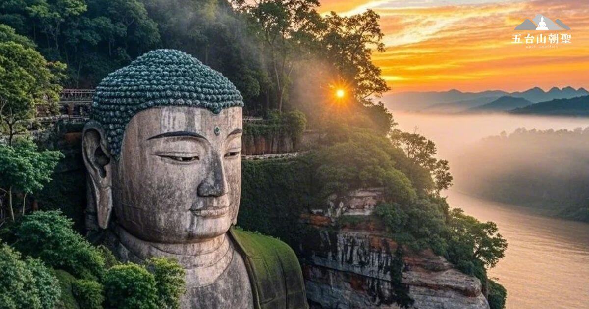 這張圖片展示了位於中國四川的樂山大佛。這座雕像是世界上最大的石刻佛像之一，坐落在山崖上，俯瞰著江河。圖中的大佛面容莊嚴，眼神平和，隨著太陽即將升起，周圍的霧氣和山脈讓整個場景更加神秘和寧靜。這座大佛是中國古代佛教文化的象徵，也吸引了成千上萬的朝聖者和遊客前來膜拜與欣賞。