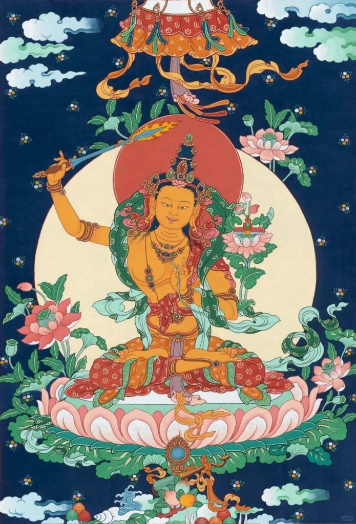 這幅精美的繪畫描繪了文殊菩薩(Manjushri Bodhisattva)坐於蓮花座上,象徵著智慧和慈悲的光輝。菩薩手持智慧劍,劍尖指向智慧的覺醒,並且持著經書,展現開啟心智的力量。文殊菩薩是五台山的主尊,信徒視其為智慧和解脫的象徵。這張圖片適合用來推廣五台山朝聖之旅,並引發朝聖者對智慧和心靈啟發的追求。