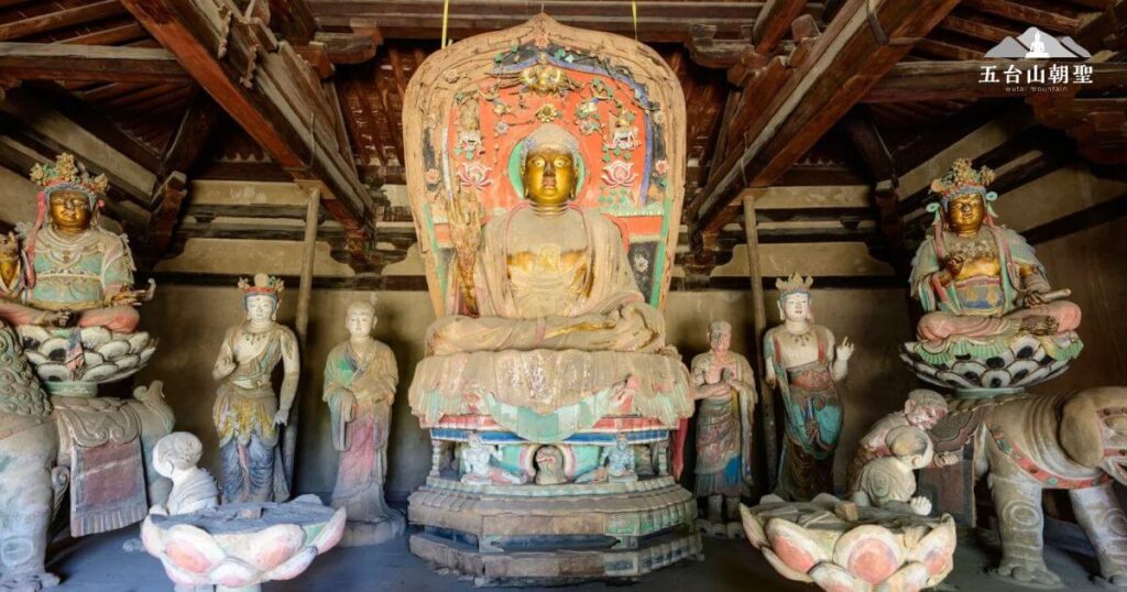 南禪寺的千年彩塑群，是中國現存最早、保存最完整的唐代佛教雕塑藝術。正中端坐的是釋迦牟尼佛，兩側護法菩薩及弟子形象栩栩如生，展現出盛唐時期的佛教藝術風格。彩塑色彩斑斕，線條流暢，無論是衣褶的細膩刻畫，還是面部表情的莊嚴慈悲，都透露出歷史的厚重感，吸引無數學者與信徒前來瞻仰。