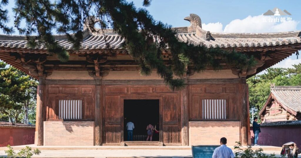 南禪寺大佛殿是中國現存最古老的唐代木構建築,建於公元782年,見證了千年的風霜變遷。這座佛殿保持了唐代建築的典型風格,屋頂飛檐翹角,結構嚴謹,展現出極高的工藝水準。建築內部保存有珍貴的唐代彩塑,形象生動,色彩鮮明,堪稱佛教藝術的瑰寶。這裡不僅是歷史學家與建築學者研究的重點,更吸引無數信眾前來朝聖,感受歷史的厚重與佛法的莊嚴。