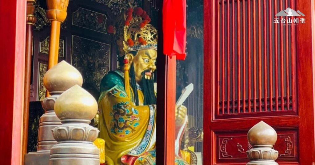 五爺廟(萬佛閣)是五台山最靈驗的財神廟之一,圖中所見即是供奉在廟內的關聖帝君金身塑像。這尊神像手持書卷,象徵智慧與正義,眼神堅定,威嚴莊重,吸引無數信眾前來參拜祈福。信徒們相信,誠心供奉五爺能帶來財運亨通、事業順遂與平安福祉,成為五台山香火最鼎盛的祈福聖地之一。