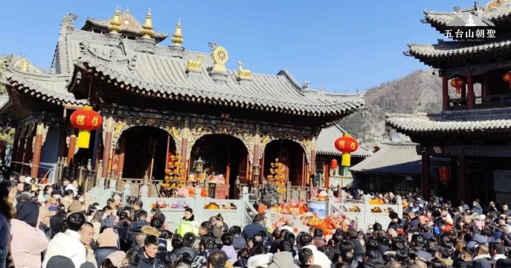 五爺廟(萬佛閣)是五台山最受信眾歡迎的寺廟之一,特別是在重大節日或初一、十五,寺內外擠滿了前來祈求平安、財運和事業順利的信眾。圖片中可見人潮洶湧,許多香客手持供品,虔誠向五爺(關聖帝君)膜拜,祈求庇佑。廟宇的金色裝飾與紅色燈籠增添了莊嚴與祥和的氛圍,使這座千年古剎更顯靈驗與神聖。