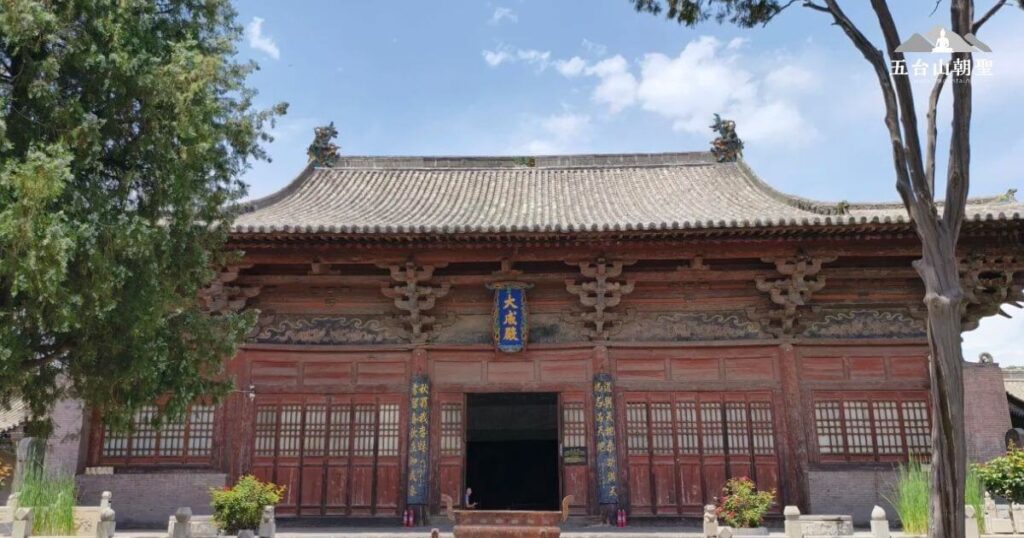 這張圖片拍攝的是平遙古城文廟(Pingyao Confucian Temple),這座建於唐朝(公元958年)的儒學殿堂,是中國現存最完整且歷史悠久的孔廟之一,見證了儒家文化在華北地區的傳承。