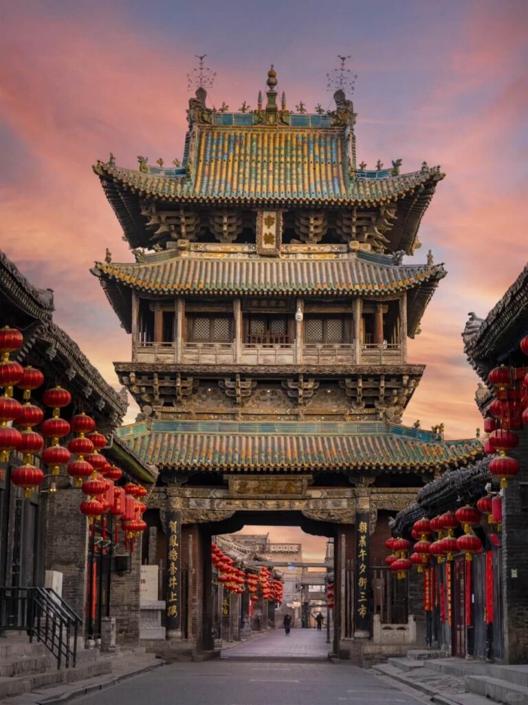 這張圖片展示了平遙古城的市樓,這座宏偉的建築位於平遙古城的南大街中段,是古代商業與城市治理的核心地標之一。