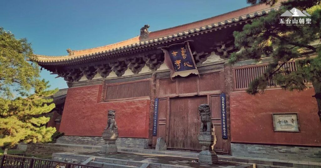 善化寺的古色古香木門與石獅，展現中國古代佛教建築風格