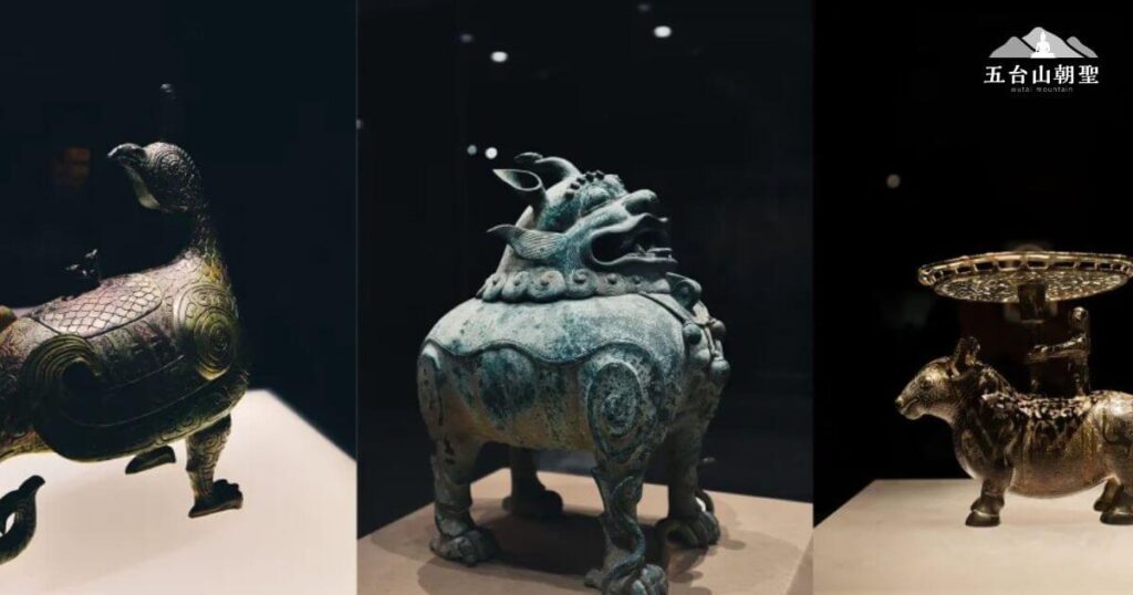 這張圖片展示的是山西博物院內收藏的珍貴歷史文物，這些文物代表了古代中國青銅器文化與工藝技術的卓越成就。