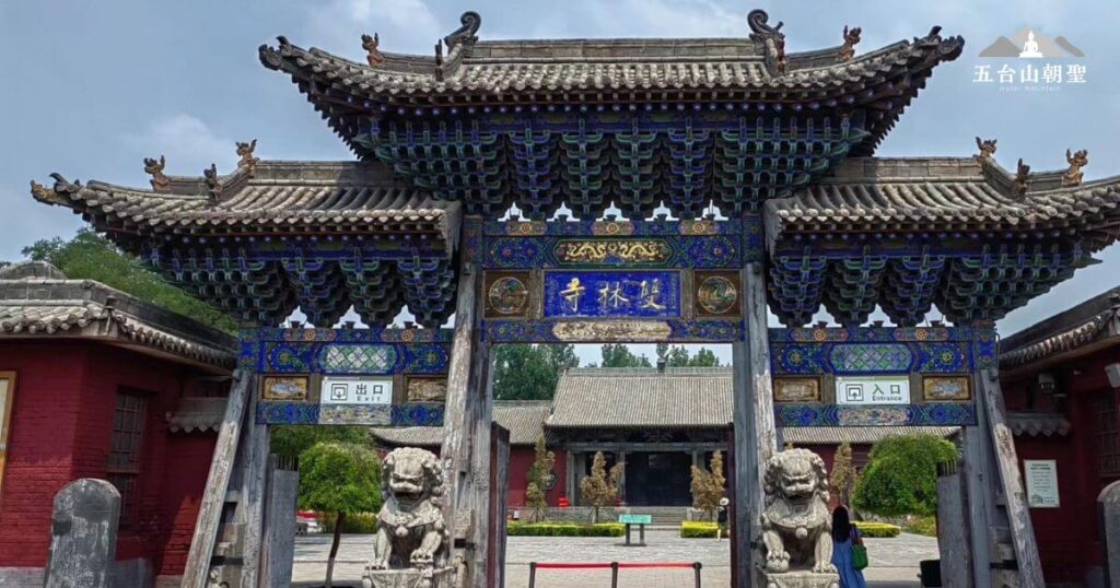 雙林寺的山門雕梁畫棟,裝飾華麗,展現傳統中式建築的工藝之美。門前的石獅威嚴守護,象徵著寺廟的莊重與神聖。這座寺院擁有千年歷史,以其精美的彩繪和保存良好的古建築聞名,吸引著信徒與歷史文化愛好者前來參訪。