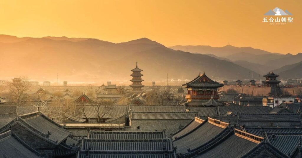 山西太原古縣城（Taiyuan Ancient County），一座擁有千年歷史的古城。夕陽餘暉灑落在青灰色的屋瓦與飛檐之上，層層堆疊的傳統中式建築與遠方的綿延山巒相映成趣，營造出濃厚的歷史韻味。