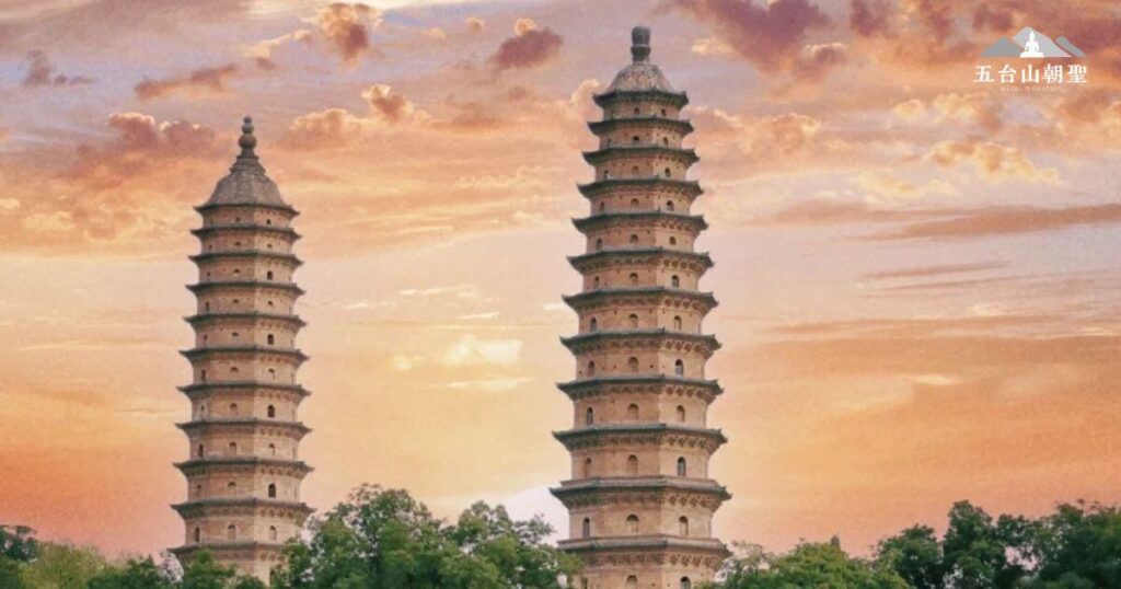 這張圖片展示的是太原雙塔寺（永祚寺）內著名的雙塔，這座寺廟是太原的標誌性佛教建築，擁有悠久的歷史和獨特的建築風格。