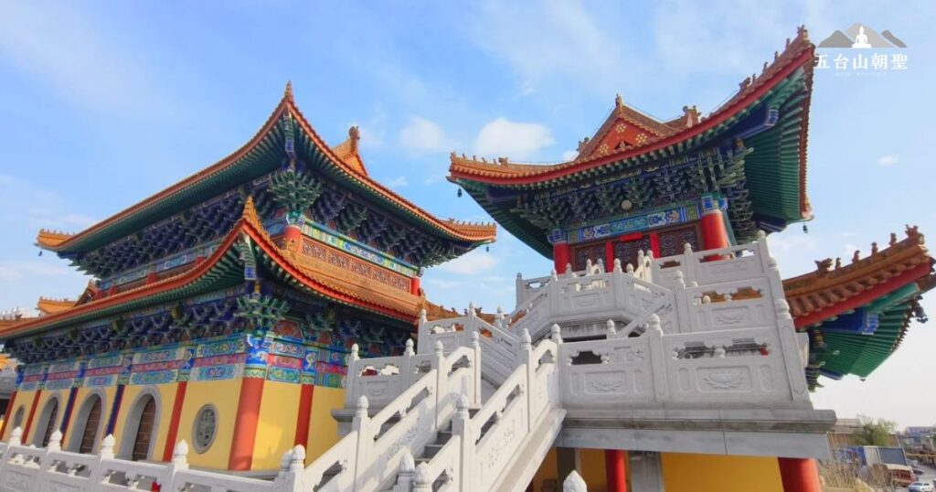 圓照寺是一座融合傳統與現代風格的佛教寺廟,鮮豔的彩繪斗拱與典雅的金黃琉璃瓦屋頂相互輝映,展現出莊嚴與藝術的完美結合。大殿前的白色石梯象徵著通往智慧與解脫之路,吸引信眾與遊客前來參拜。這座寺廟不僅是宗教信仰中心,更是一處融合文化與建築之美的景點。