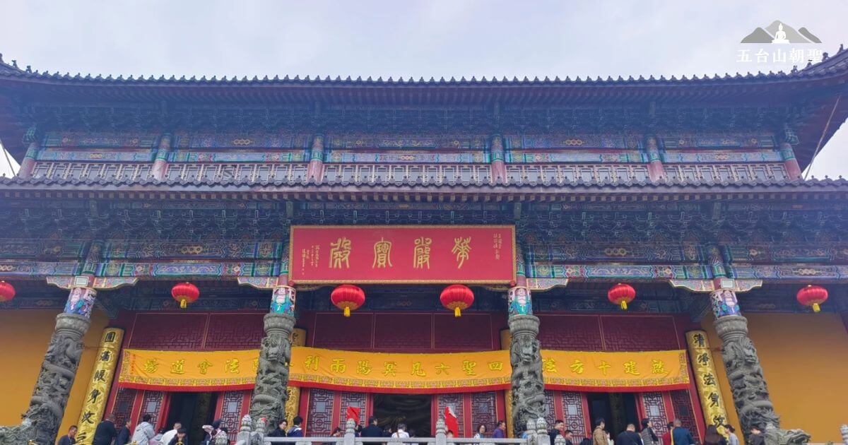 這張圖片展示了紫壇林寺的外觀，金色的裝飾和紅燈籠映襯著寺廟的雄偉建築，背景是青山綠樹，營造出一個寧靜而神聖的氛圍。該寺廟是當地的重要宗教場所，吸引了眾多的信徒與遊客前來參拜和觀光。