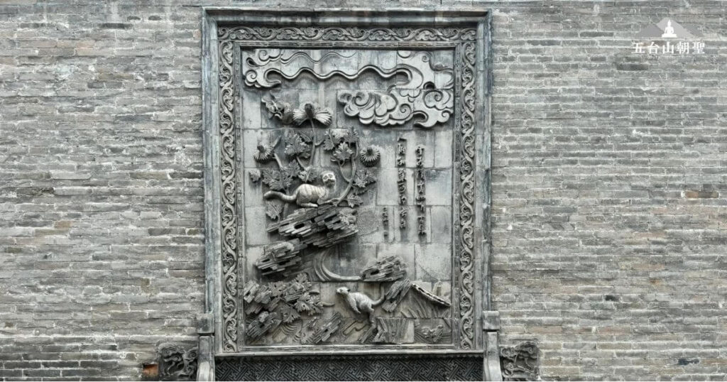 磚雕作品描繪貓、蝴蝶與菊花的組合畫面