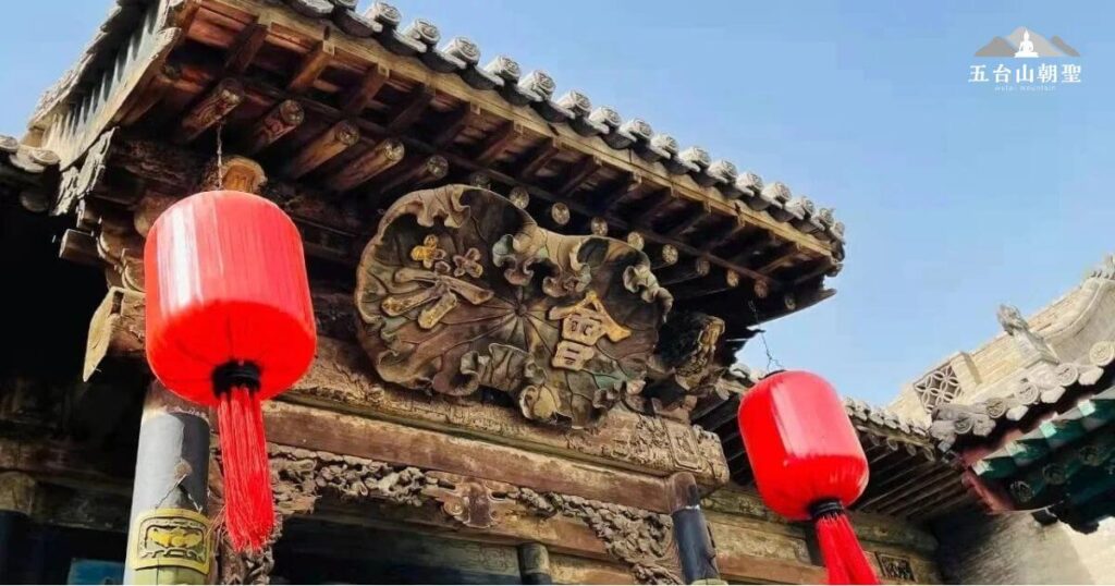 喬家大院「會芳」蓮花匾額與古建屋簷
