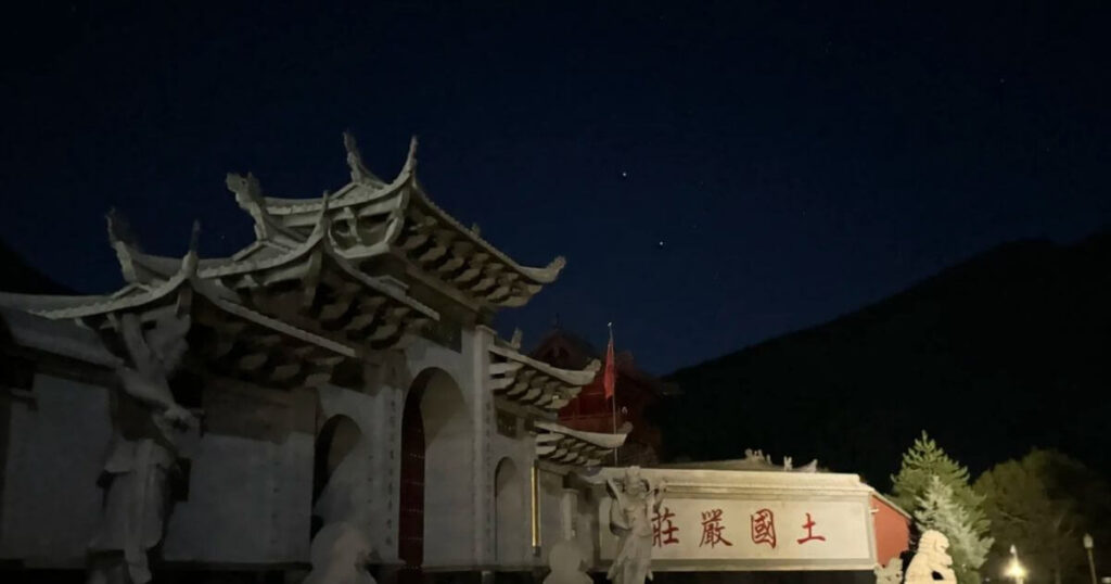 夜間的普壽寺入口