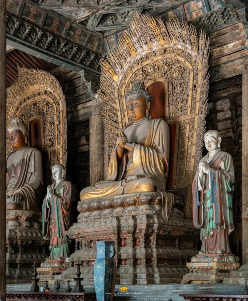 善化寺佛壇近景｜精緻佛像與護法雕像細節展現