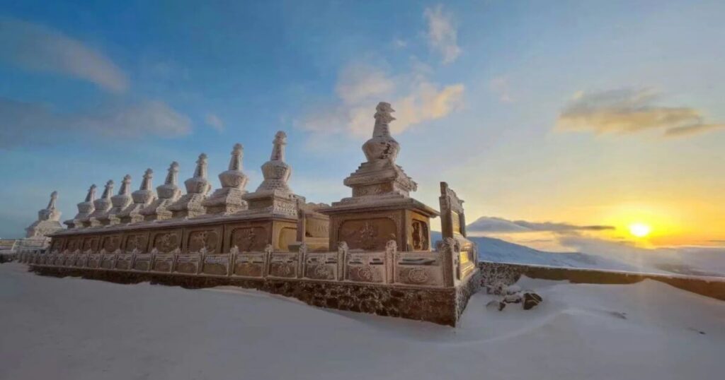 五台山冬日雪景與佛塔群日出