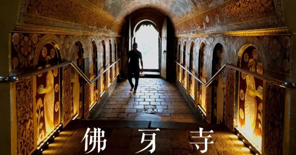 斯里蘭卡康提佛牙寺的裝飾走廊，一名男子赤腳走出大門