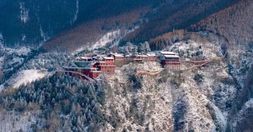 雪中紅牆寺院